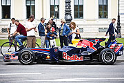 Sebastian Vettels aktueller F1 Boldide parkte am Morgen des 04.07.2009 einfach so an der Leopoldstraße (Foto: Red Bull)